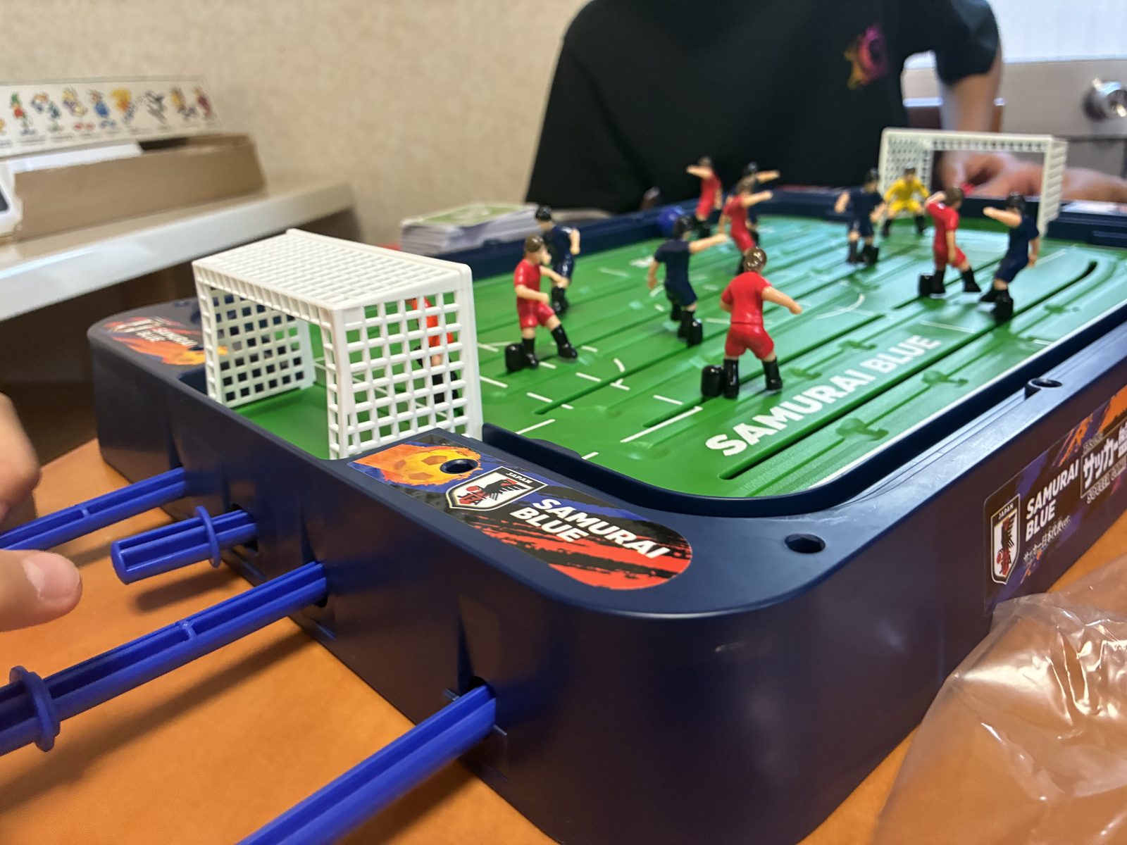 テーブルサッカーゲームで対戦しているところ